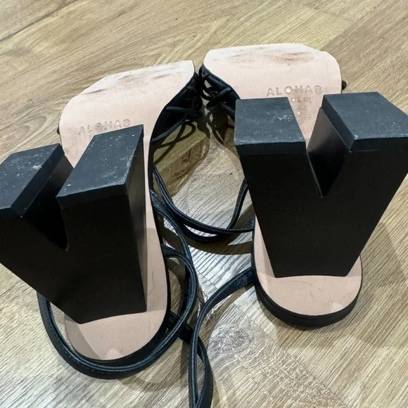 ALOHAS strap heels - Picture 6 of 8